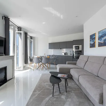 3-br Floor South-facing Balcony * Cannes