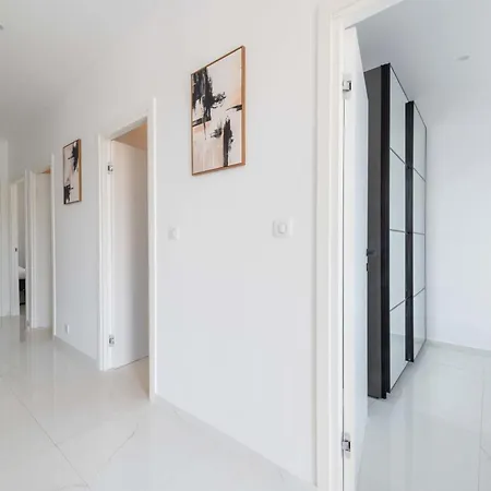 3-br Floor South-facing Balcony Apartment *