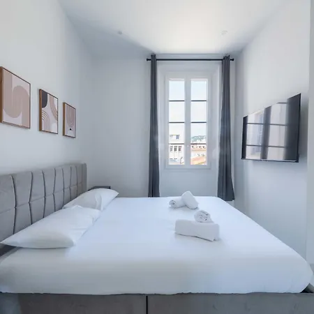 3-br Floor South-facing Balcony * Cannes