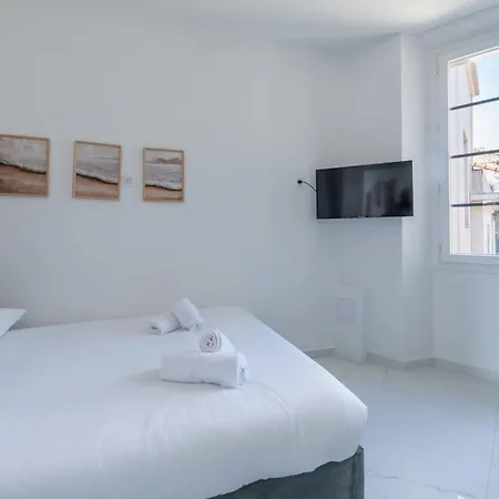 3-br Floor South-facing Balcony Apartment *